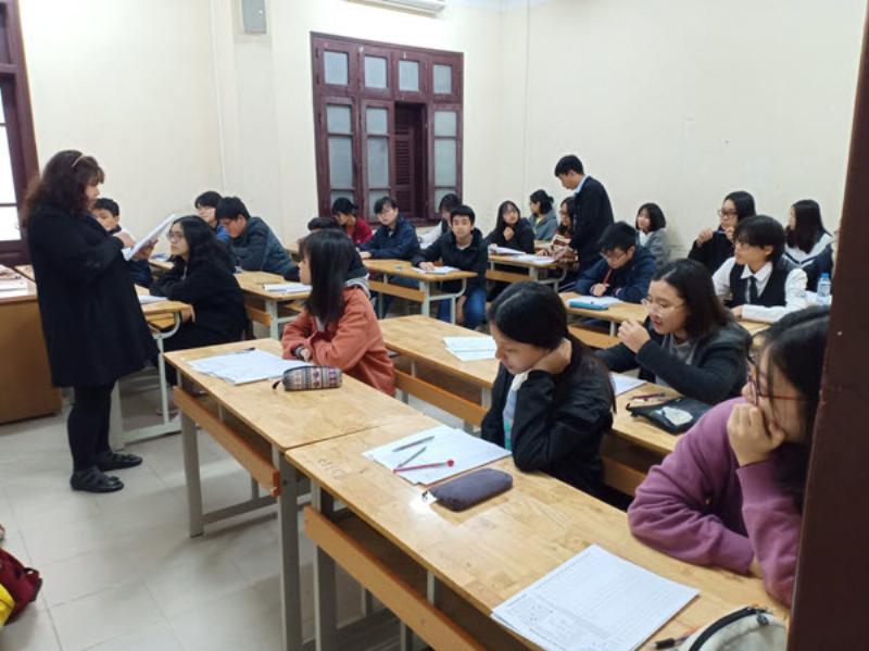 Học sinh cấp 3 tìm hiểu thông tin về Đại học Khoa học Tự nhiên Hà Nội tại buổi tư vấn tuyển sinh